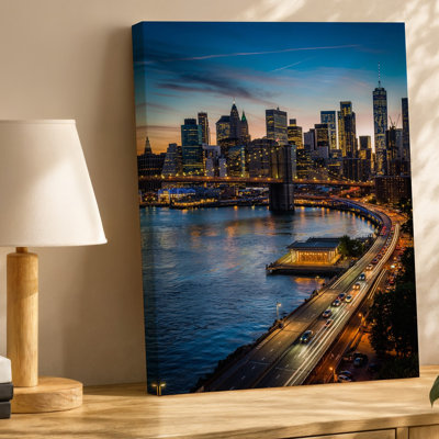 Toile, vue aérienne époustouflante d'un horizon de la ville animée au crépuscule