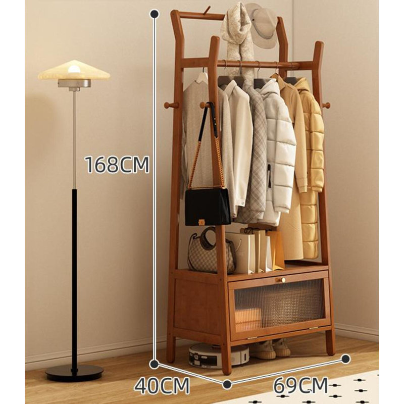 Porte-manteau de chambre à coucher avec porte ouverte