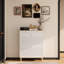 Armoire à chaussures autoportante avec 2 portes et tiroirs rabattables, organisateur étroit pour les couloirs compacts, apparence naturelle blanche, rangement adéquat, porte unique, conception de support de processus d'installation sans effort
