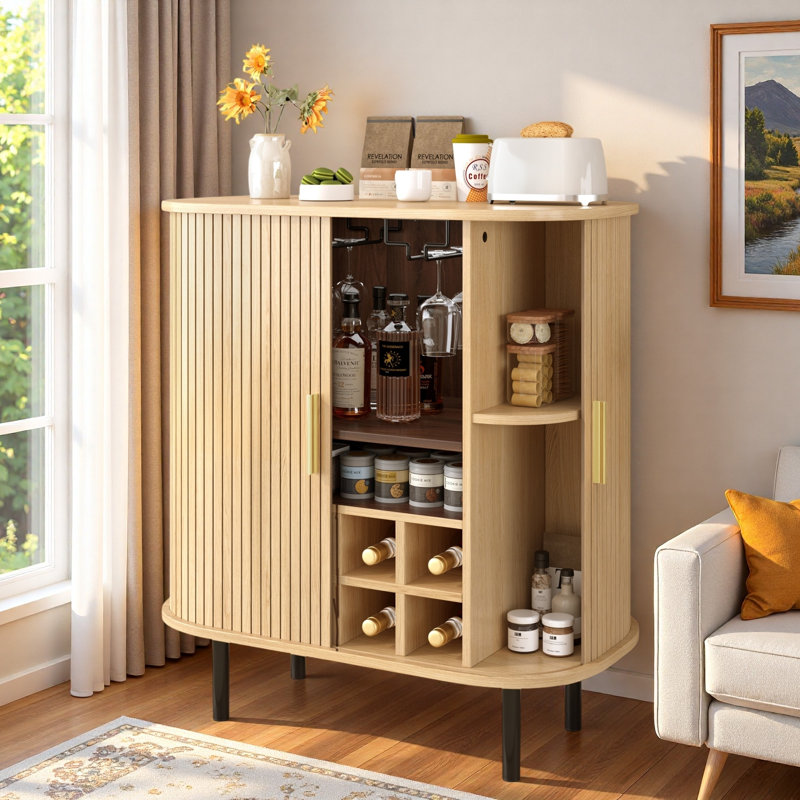 Armoire à vin cannelée avec support à vin à 8 grilles, 5 tablettes réglables à 5 niveaux, 2 porte-verres, 4 espaces de rangement cachés et portes coulissantes