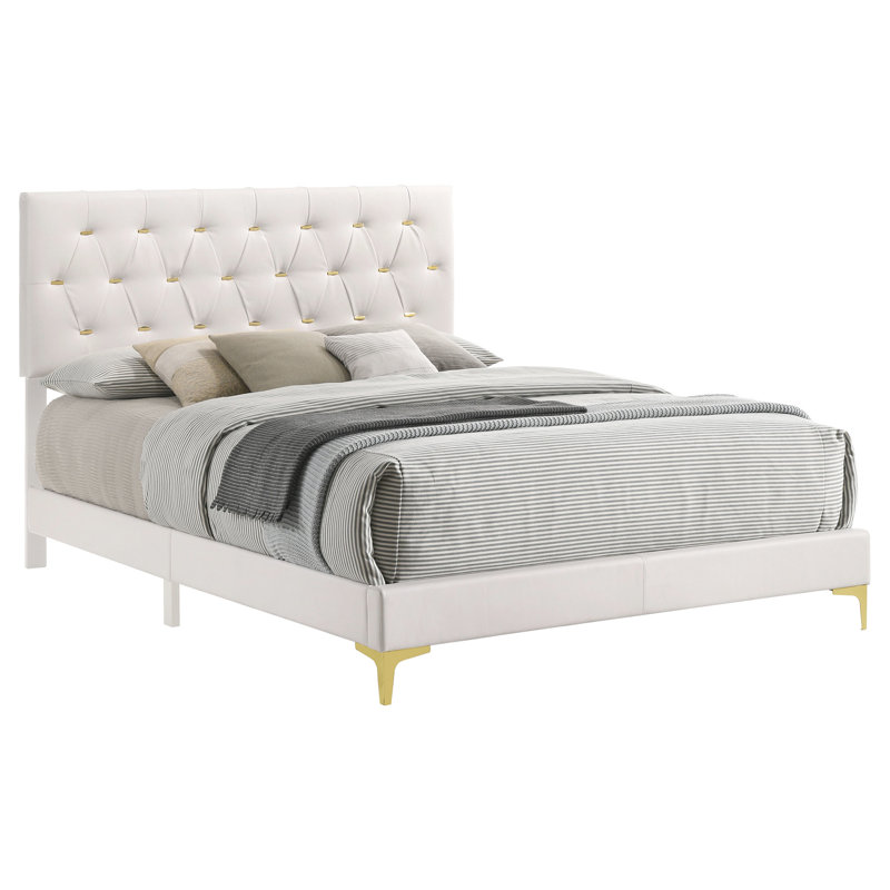 Lit à panneau tapissier blanc avec coutures en losange, capitonnage à barre dorée et style contemporain épuré avec revêtement, plaques en métal, doux