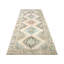 Tapis de couloir unique noué à la main des années 1960 de 4 pi 9 po x 12 pi 6 po en beige / bleu / noir / rouge