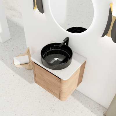 Meuble-lavabo de 61 cm (24 po) avec lavabo en céramique décorative, poignées dissimulées de 45 cm (45 po), montage facile, finition pierre blanche et système de fermeture amortie silencieux.