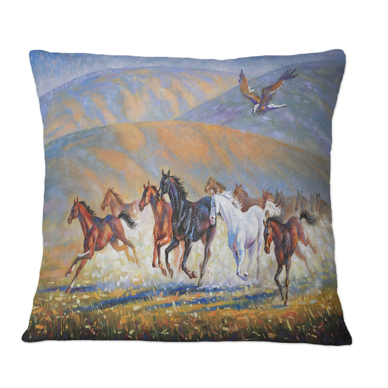 Un grand aigle au-dessus du troupeau de chevaux - Coussin décoratif traditionnel, 18 po x 18 po