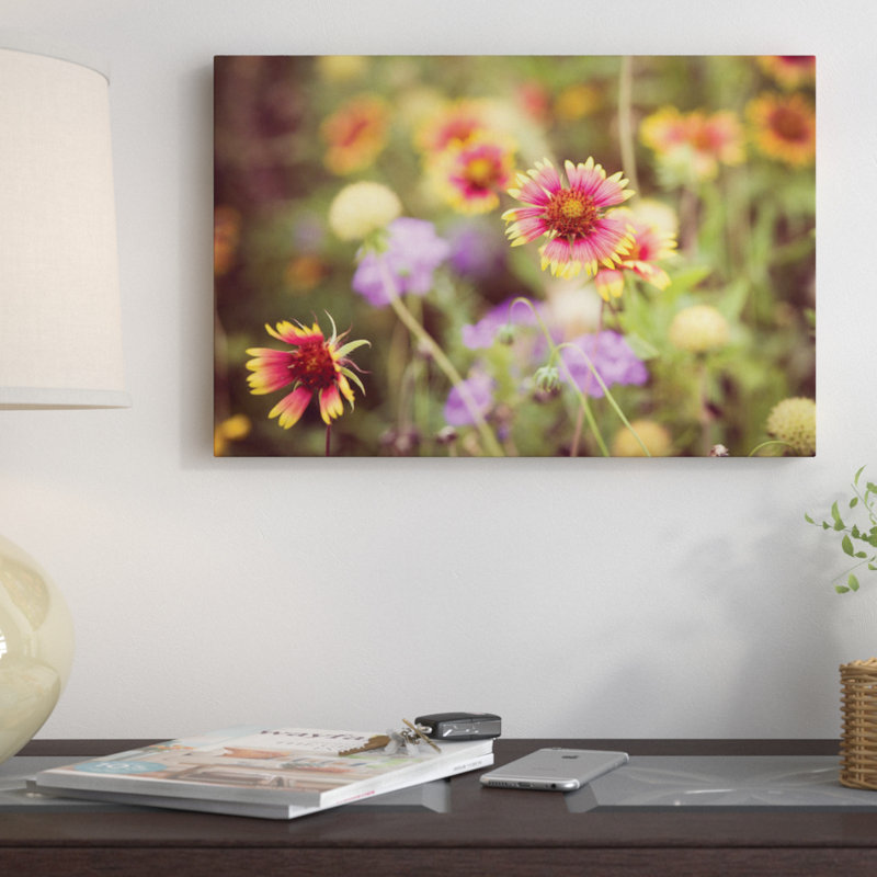 «Wild Blooms III» par Sonja Quintero, impression sur toile tendue sur châssis, Papier d'art encadré noir, Blanc