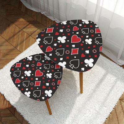 Ensemble de 2 tables basses gigognes triangulaires modernes, ornées de symboles de jeu (cœur, pique, carreau, trèfle), style milieu du siècle. Petite table d'appoint idéale pour le salon, la chambre à coucher, un appartement ou toute autre pièce de décoration.