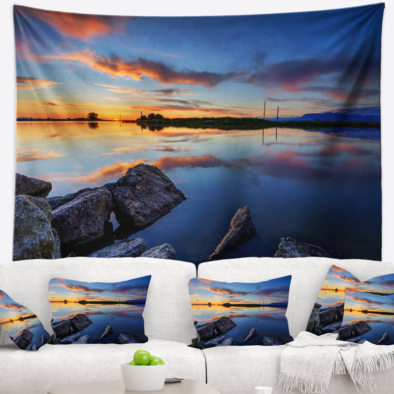 Tapisserie de polyester, eau calme et coucher de soleil avec accessoires suspendus inclus, H 68 po x l 80 po