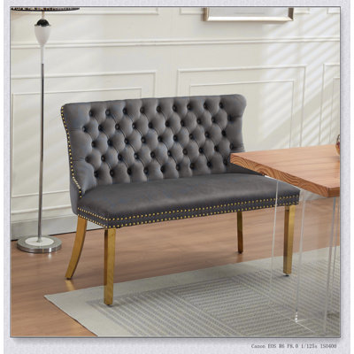 Banquette luxueuse en velours pour salle à manger avec capitonnage fait à la main et pieds en acier plaqué, pour un décor moderne Mid-Century