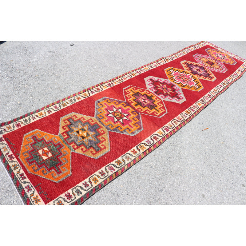 Tapis turc tissé à la main avec un motif géométrique pour la décoration intérieure et les couloirs dans un abat-jour rouge saisissant offrant élégance et chaleur rétro sur vos planchers