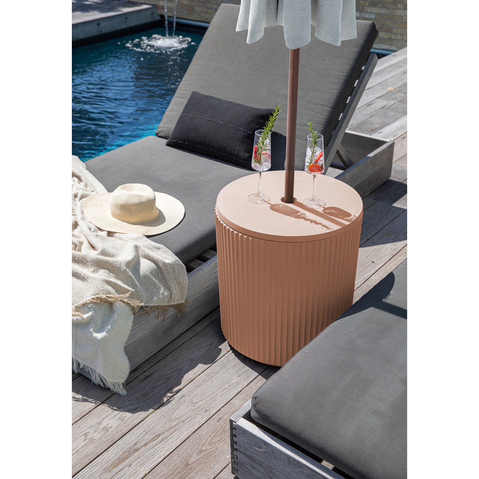 Demi 19" Patio Side Table, Terracotta