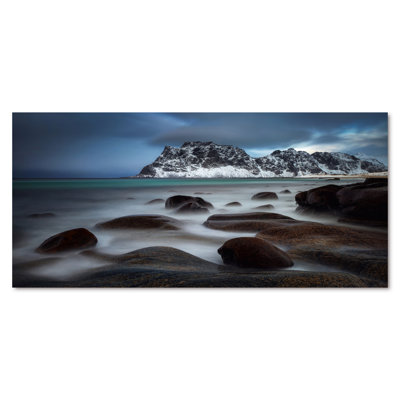 Côte rocheuse avec montagnes - Photographie sur toile