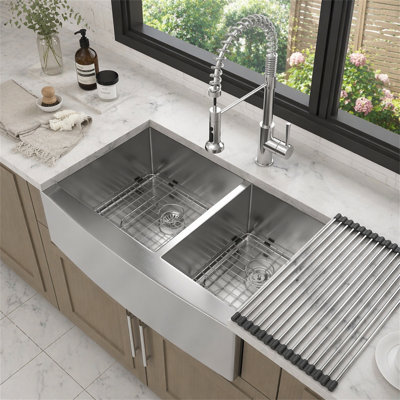 Évier de cuisine à double cuve (60/40) - 36 po x 20 po x 9 po à tablier frontal en acier inoxydable de calibre 16 avec deux cuves profondes de 9 po