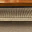 Table basse 47,25 po Mid-Century avec tablette tissée (y compris la table basse, sans les chaises)