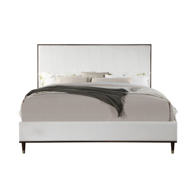 Élégant grand lit gris avec un pied élégant et un support en bois pour la tête de lit