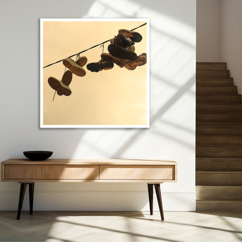 Art mural encadré Good Good «Hanging histoires» par Sydney A. Foster | Photographie de chaussures suspendues représentant la mémoire, la communauté et la vie urbaine