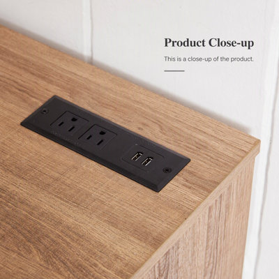 Meuble télé moderne en bois avec foyer électrique intégré et étagères en verre dotées de ports de chargement USB pour les appareils multimédias.