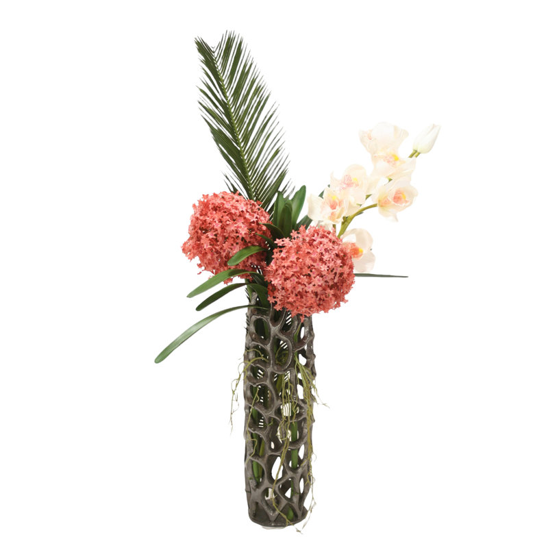 Centre de table orchidée et allium mélangé dans un vase