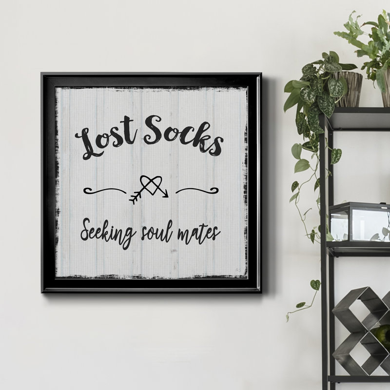 «Lost Socks», art textuel sur toile, H 26,5 po x l 26,5 po x P 1,5 po, Cadre noir
