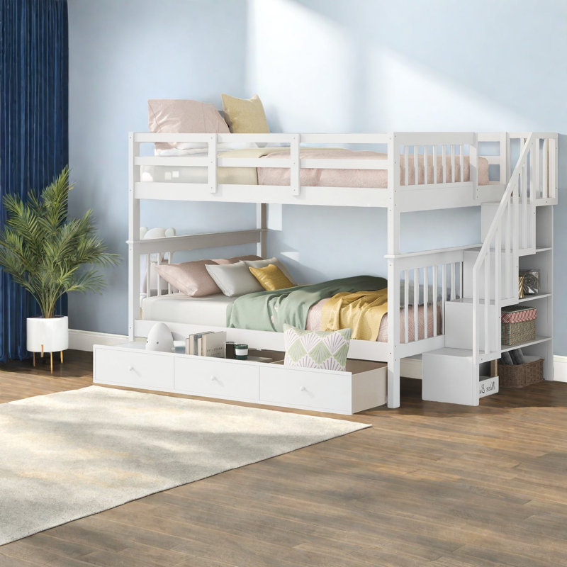 Lits superposés en bois double au-dessus de l'espace, style moderne pour maison familiale