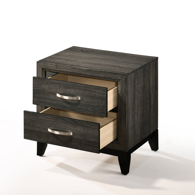 2 tables de chevet grises patinées pour une élégante décoration de chambre à coucher dans un cadre paisible