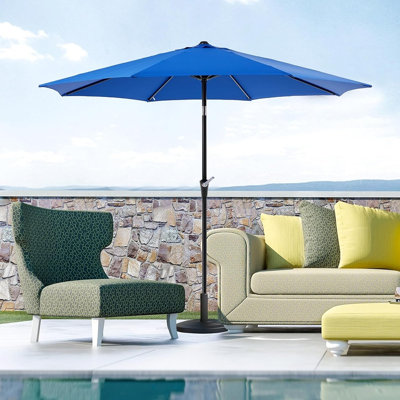 Parasol de patio de 9 pi avec bouton inclinable et manivelle et 8 nervures robustes imperméables, parasol de table de patio parfait pour la piscine, la terrasse, la plage et le restaurant extérieur, bleu