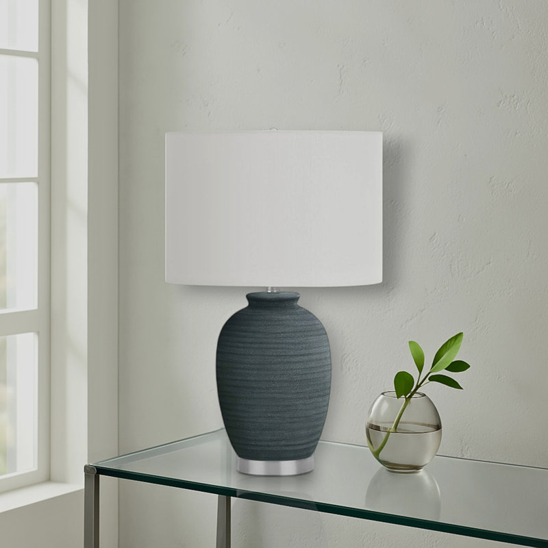 Lampe de table contemporaine avec base en céramique bleue et abat-jour en tissu ivoire (ampoule non incluse)