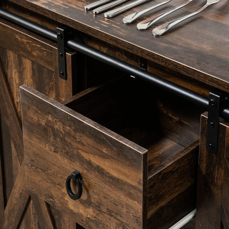 Buffet Buffet industriel - rustique en brun avec portes de grange coulissantes, 3 tiroirs, tablettes réglables pour un usage domestique, trois tiroirs et