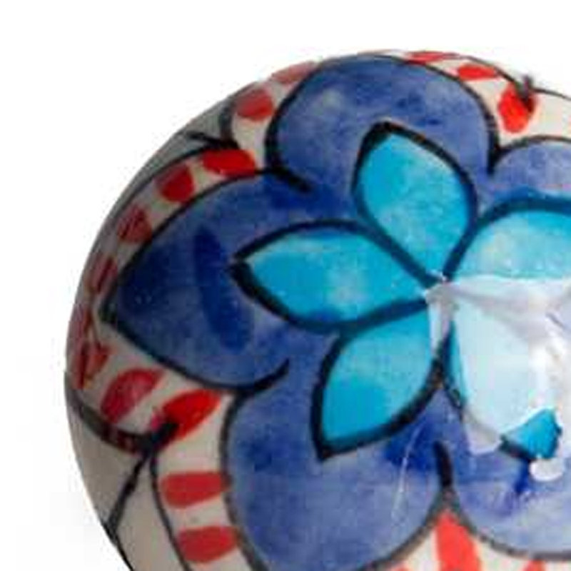 Ensemble de douze poignées de tiroir en céramique à motif floral bleu et blanc