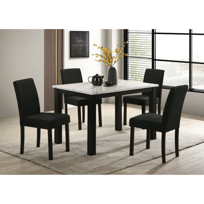 5 pièces, table rectangulaire avec plateau en marbre blanc et chaises à dossier haut rembourrées gris anthracite, pieds noirs élégants, style moderne contemporain, hauteur standard: chaises droites convenant à