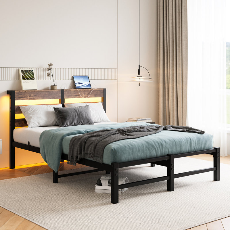 Cadre de lit en métal et en bois brun rustique, pleine grandeur, sans sommier, silencieux, option de rangement, lumières, douille avec tête de lit en bois brun. , Rangement. Solide, silencieux, printanier. S'agence à tous les matelas