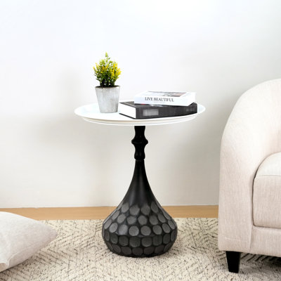 Table d'appoint piédestal blanche et noire martelée à la main, idéale pour le salon. Structure en métal, profondeur 52 cm, hauteur 58 cm, poids 3,2 kg. Montage facile et rapide.