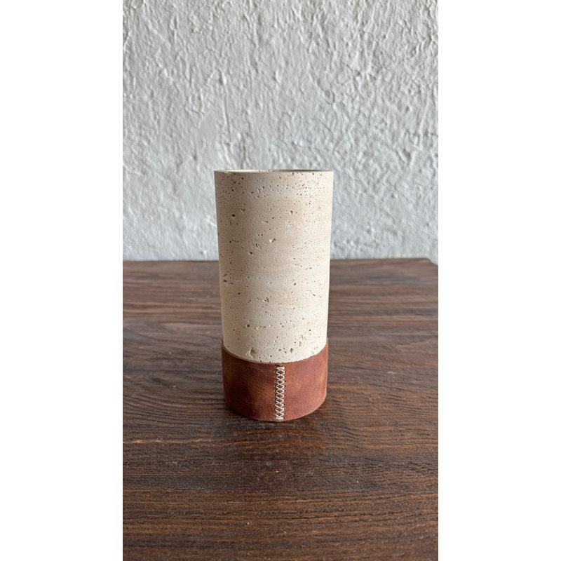 Vase en cuir travertin