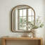 Miroir arqué 23,6 po x 35,4 po à deux tons noir mat et bois naturel