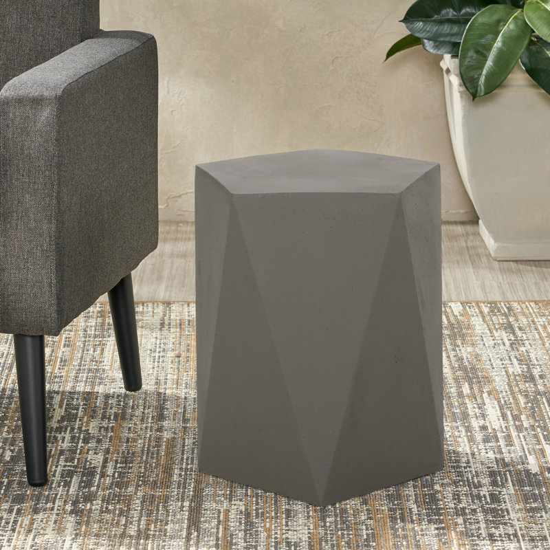 Table d'appoint en béton légère avec attrait moderne, forme pentagonale, 16,28 po x 16,28 po x 17,68 po, sans assemblage, table sauge grise, 16 x 16 x 18, assemblage requis, puce