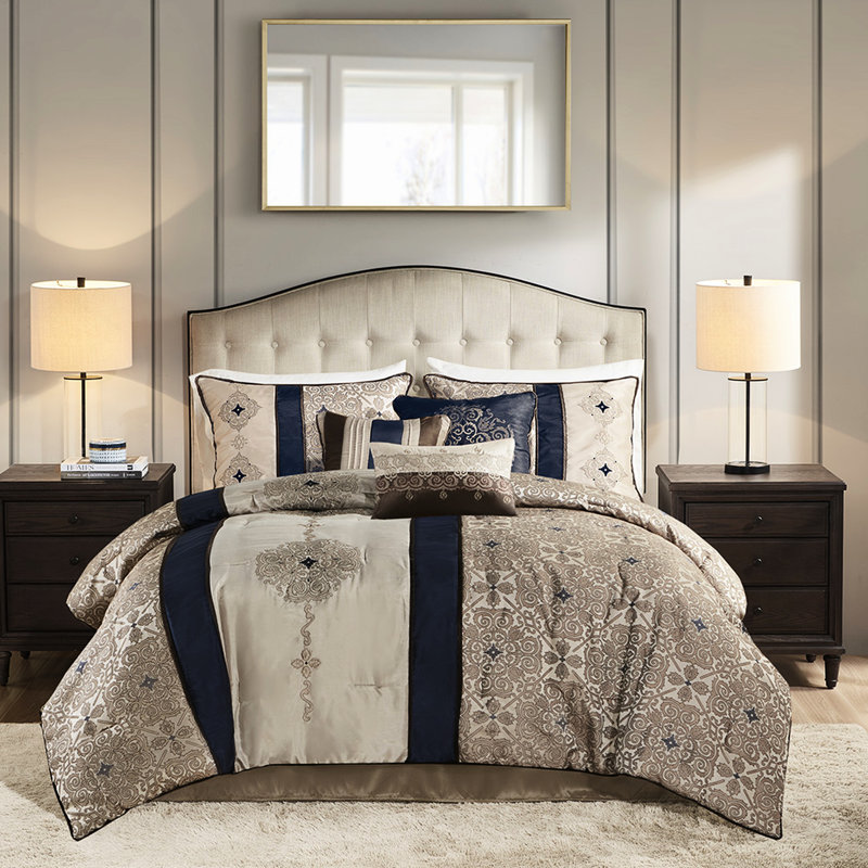 Très grand lit - Tissu d'édredon bleu marine avec broderie fine