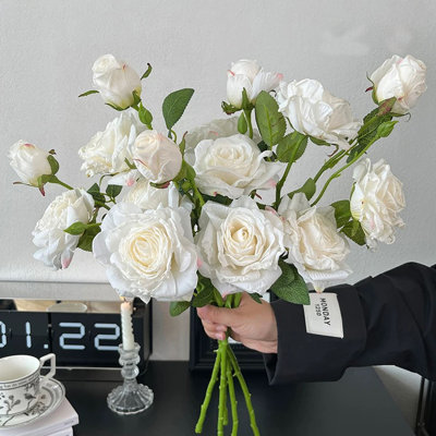 Bouquet de roses réalistes en soie 5 pièces - 3 roses artificielles pour la décoration intérieure, les mariages, les fêtes et les célébrations saisonnières