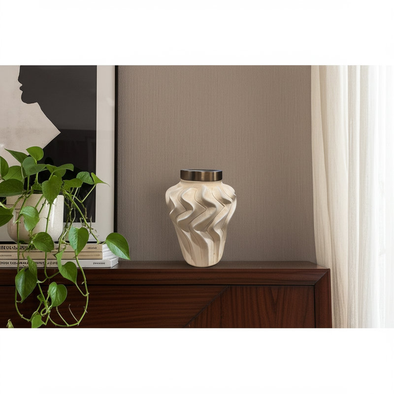 Pot contemporain sculpté ondulé avec couvercle métallique, H 13 po x l 9 po