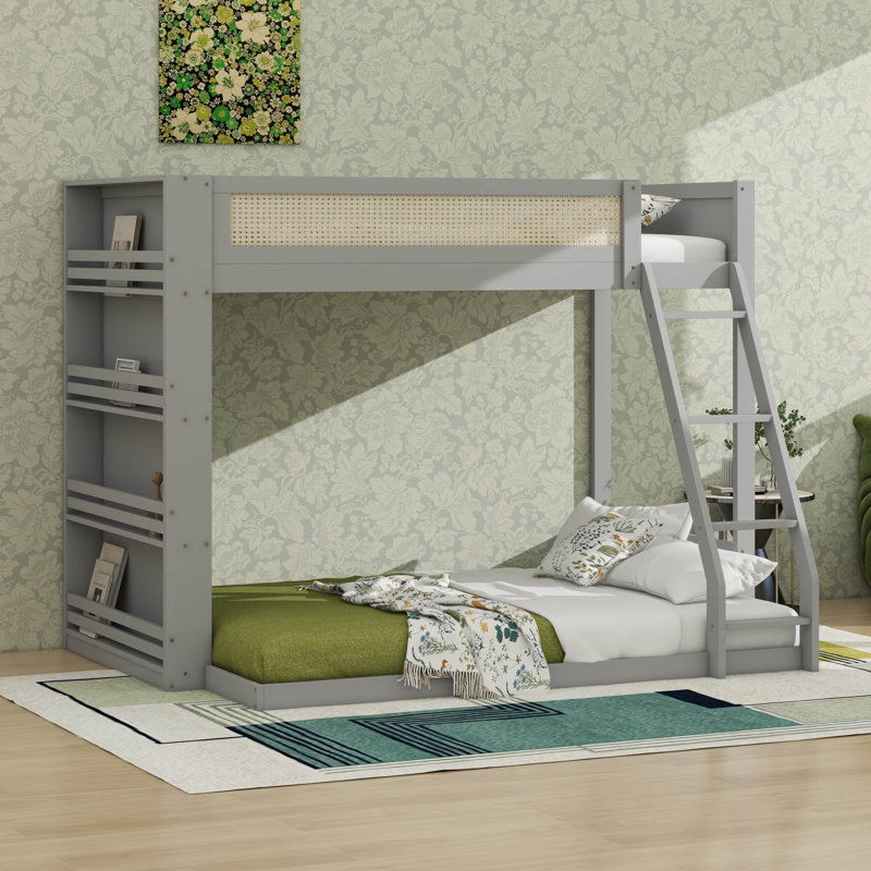 Lit superposé simple au-dessus d'un lit double avec tablette de rangement latérale et lit superposé en bois léger avec échelle intégrée et garde-corps