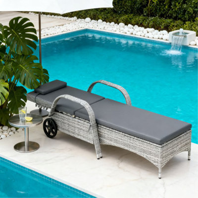 Chaise longue en rotin à dossier ajustable, chaise longue d'extérieur avec roulettes, coussin et appui-tête