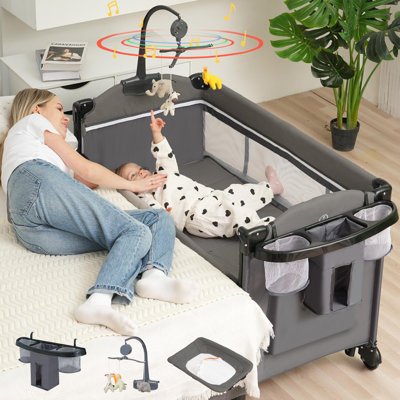 Lit de chevet pour bébé 5 en 1, berceau avec matelas à langer / matelas / musique, lit de bébé avec rangement, aire de jeu avec berceau du nouveau-né au tout-petit