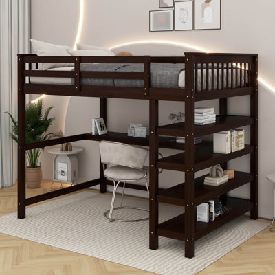 Lit mezzanine avec tablettes de rangement intégrées et bureau sous le lit