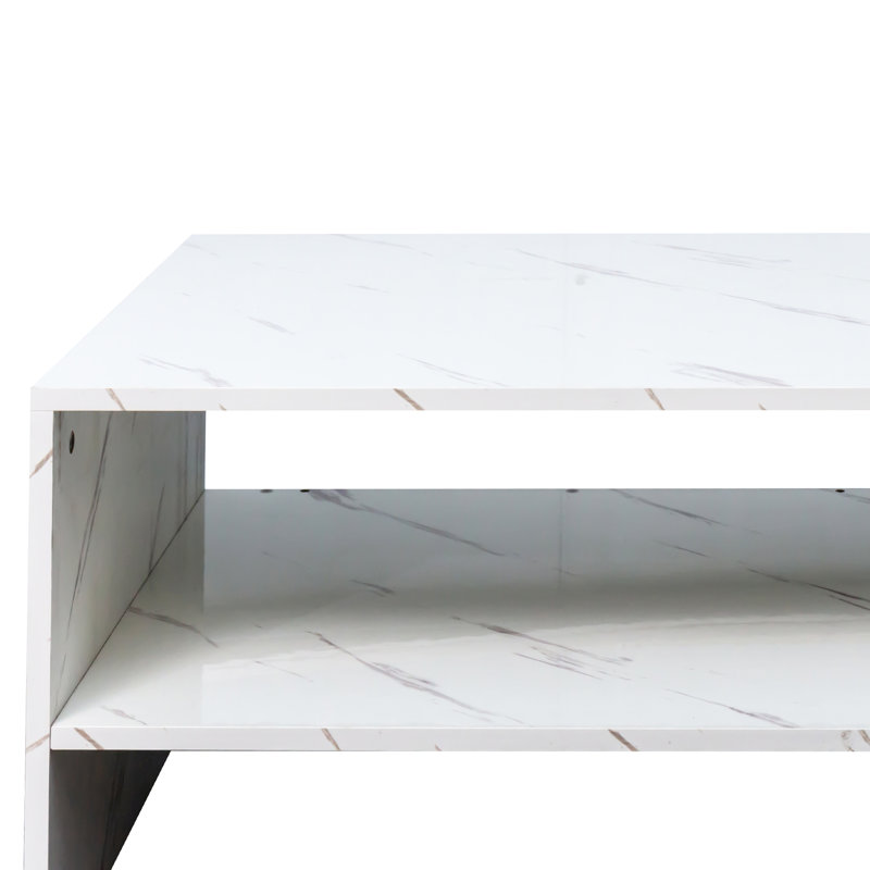 Table basse blanche avec magnifique forme architecturale et espace de rangement à couper le souffle