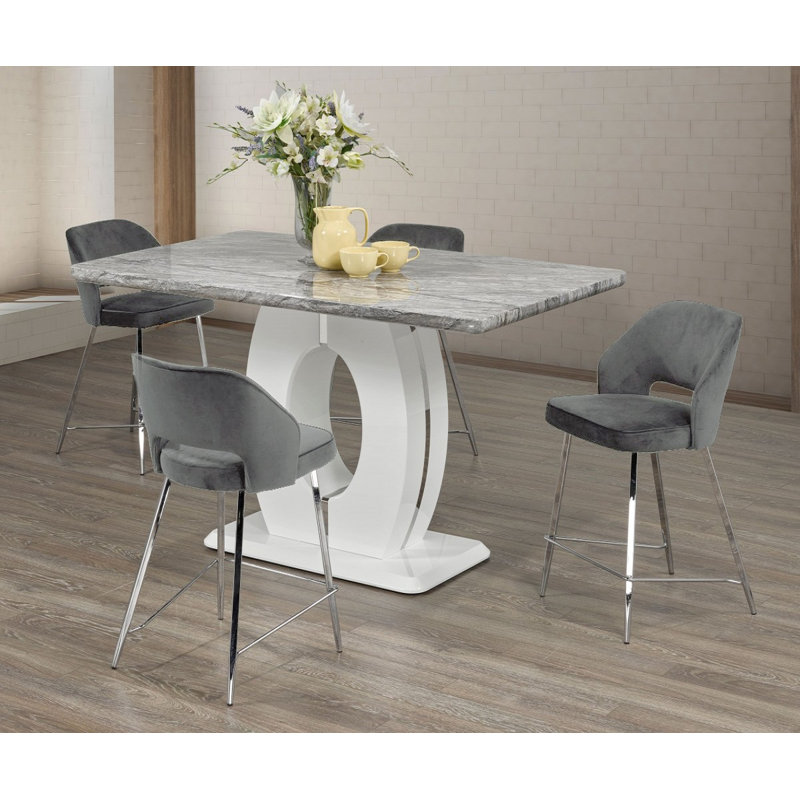 Ensemble repas pour quatre personnes