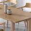 La longue table de salle à manger en bois massif est très simple-106849983