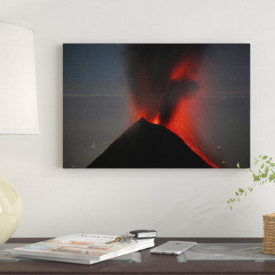« nuiting of fuego volcano, antigua, guatemala », reproduction de photo sur toile