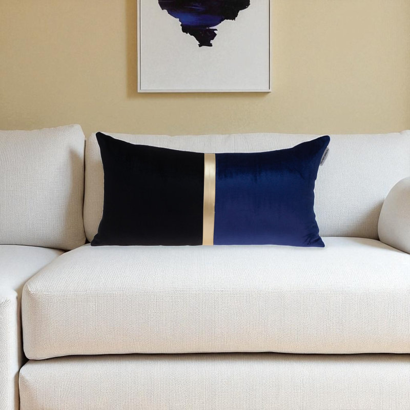 Ce coussin en velours présente un motif de blocs de couleur, Noir / Bleu, Carrée