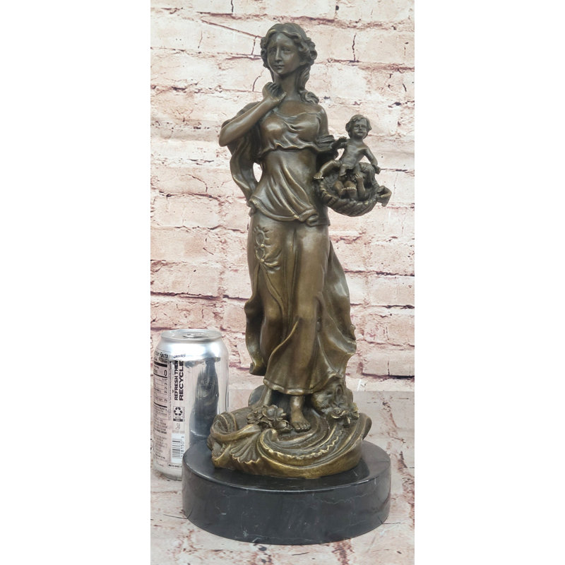 Statue en bronze de mère et enfant dans un panier? Élégante sculpture figurative pour la maison ou le jardin