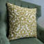 Tailles de coussins décoratifs à motif floral crème Thomas Collection®-133501924