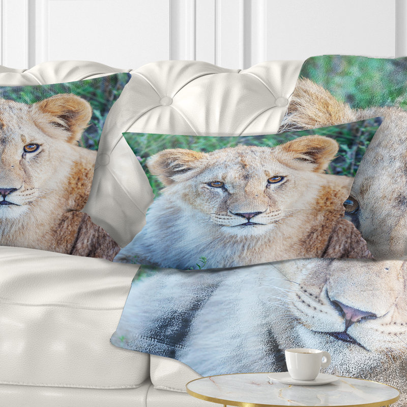 Grand lion se détendant dans la forêt - Coussin imprimé animal