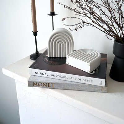 Serre-livres en béton architectural - finition pierre gris clair, base lestée pour livres lourds, coussinets en silicone résistants aux égratignures, polyvalents pour le salon, le bureau, la chambre de bébé